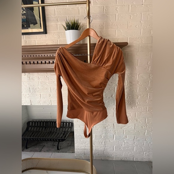 Body Contour Velvet Off The Shoulder Asymmetrical Thong Bodysuit - Picture 3 of 6